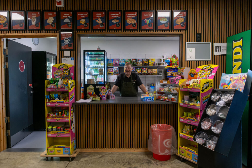 Billede af Caféen i Gødvadhallen samt Povl, der forpagter caféen og fungerer som social vicevært.